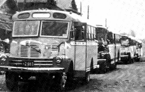 発足当時市内パレードする路線バスの画像
